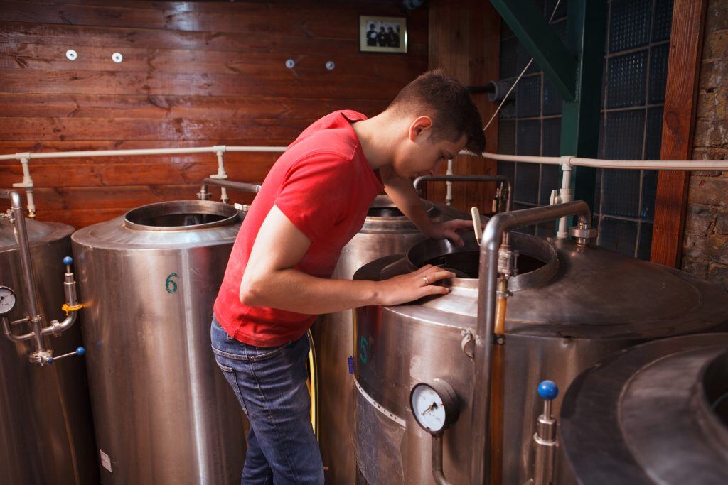 Ein junger Azubi in einer Brauerei, Personalmarketing und Social Recruiting hilft gegen Fachkräftemangel