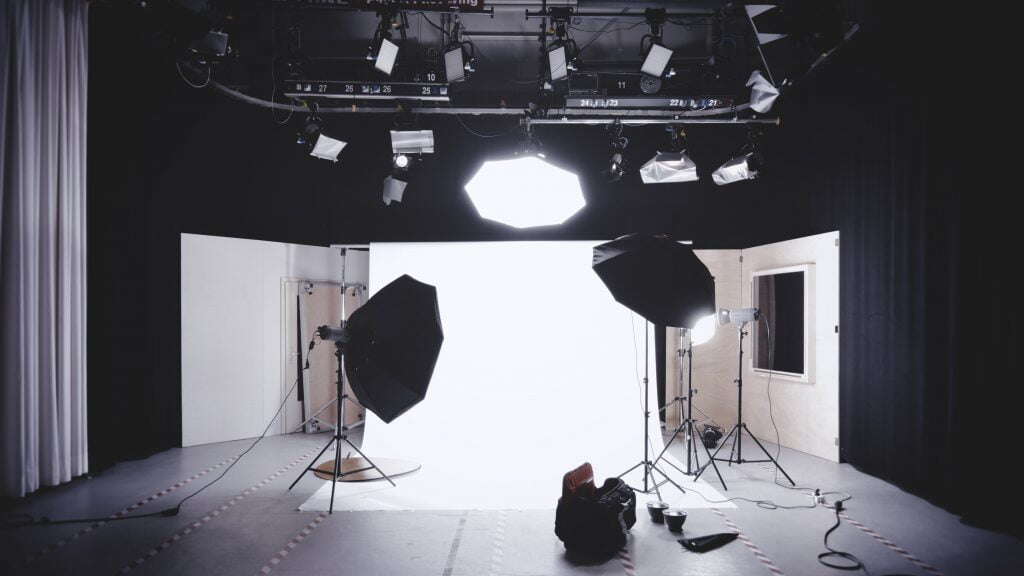Studio bei einer Filmproduktion - Eine Videoproduktionsfirma oder eine Social Media Agentur können Unternehmen beim Videomarketing helfen