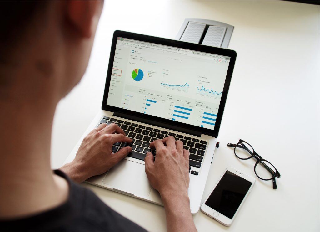 Erfolgreiches Bewegtbild Marketing für Social Media steht und fällt mit dem Tracking - Ein Mann prüft die Kennzahlen in einem Dashboard auf dem Laptop