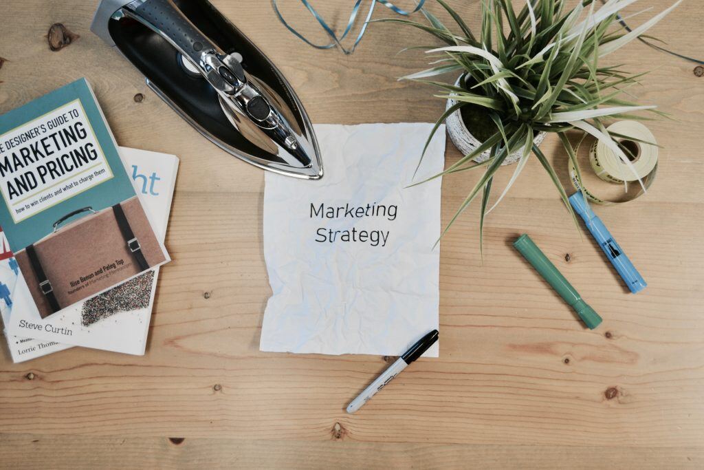 Ein Arbeitstisch mit Büchern, Notizen und Stiften: Videomarketing gehört zu jeder guten Marketingstrategie 