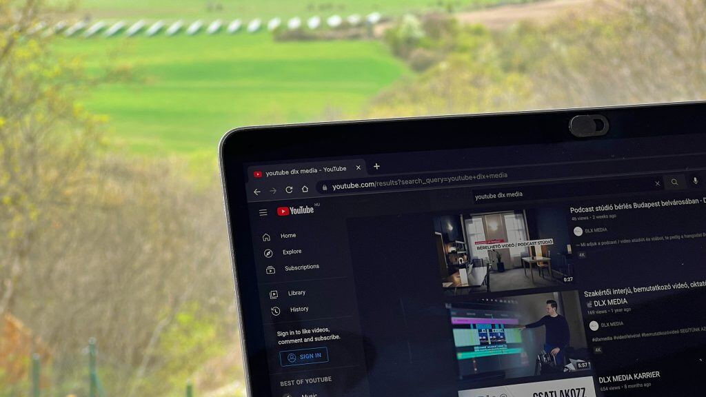 Ein Laptop mit YouTube geöffnet - Bei der YouTube Suche oben zu erscheinen ist viel wert. 