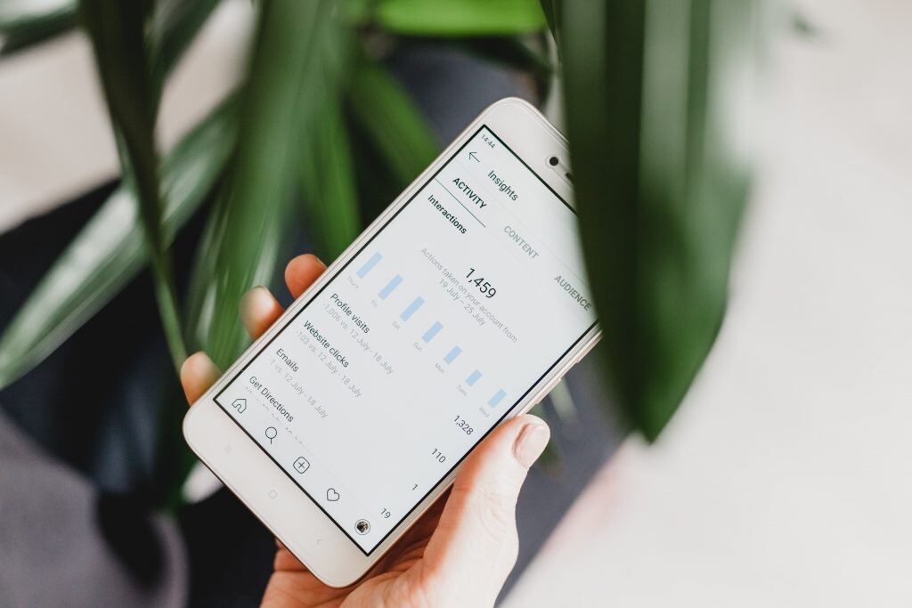 Ein Handy mit geöffnetem Facebook Business Manager - digitale Mitarbeitergewinnung geht auch über bezahlte Stellenanzeigen
