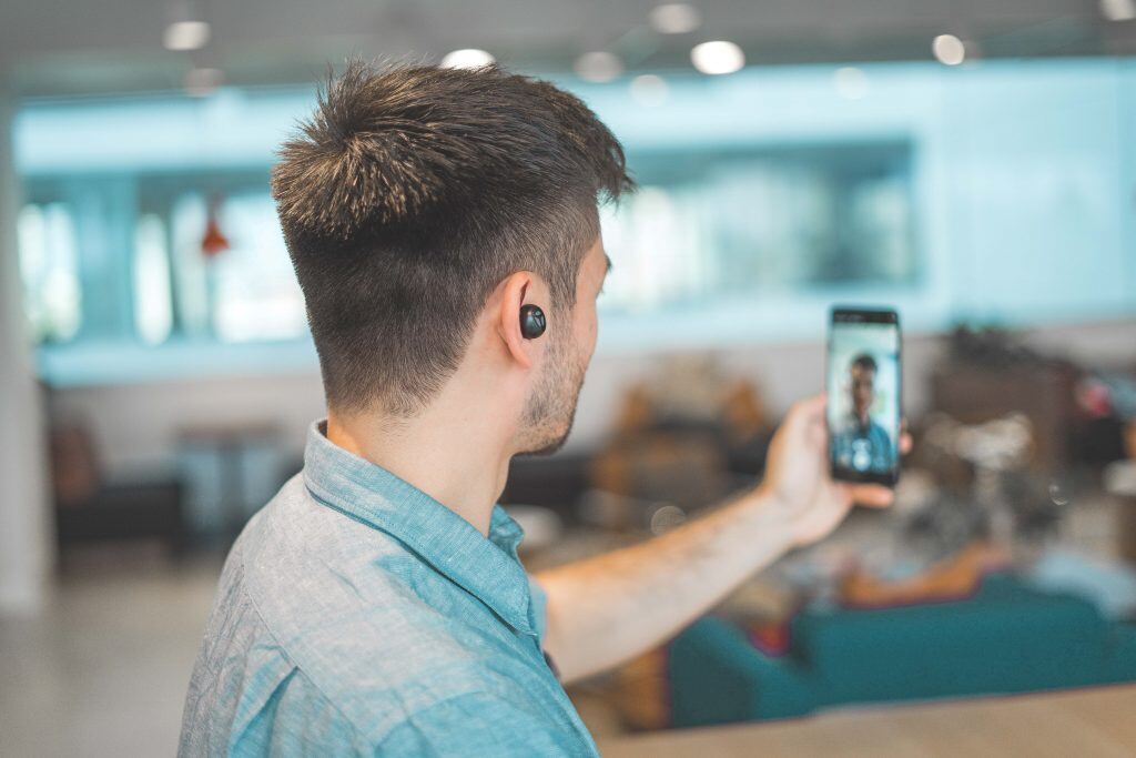 Ein Mann filmt sich mit einem Smartphone - Videomarketing durch persönliche Video-Messages funktioniert hervorragend