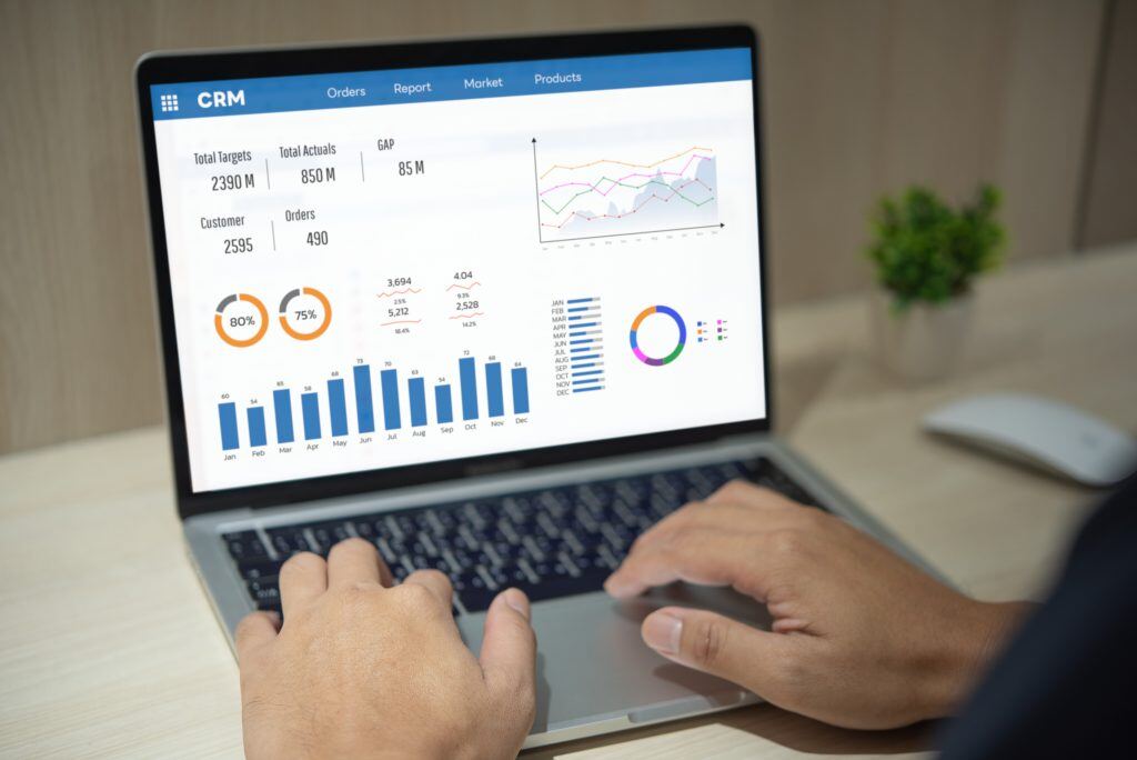 Dein Laptop Bildschirm mit einem CRM geöffnet - Wenn ihre Mitarbeiter die Daten in einem CRM verstehen und die passenden Prozesse an der Hand haben, Können Sie effizient arbeiten
