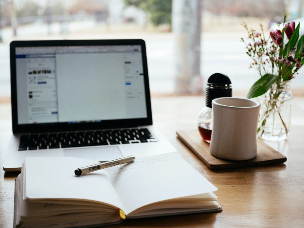 Ein Laptop mit einem Onboardingkurs steht aufgeklappt auf einem Tisch - Welches ist das richtige Medium für das Schulungssystem und die digitale Mitarbeiterschulung in Ihrem Unternehmen