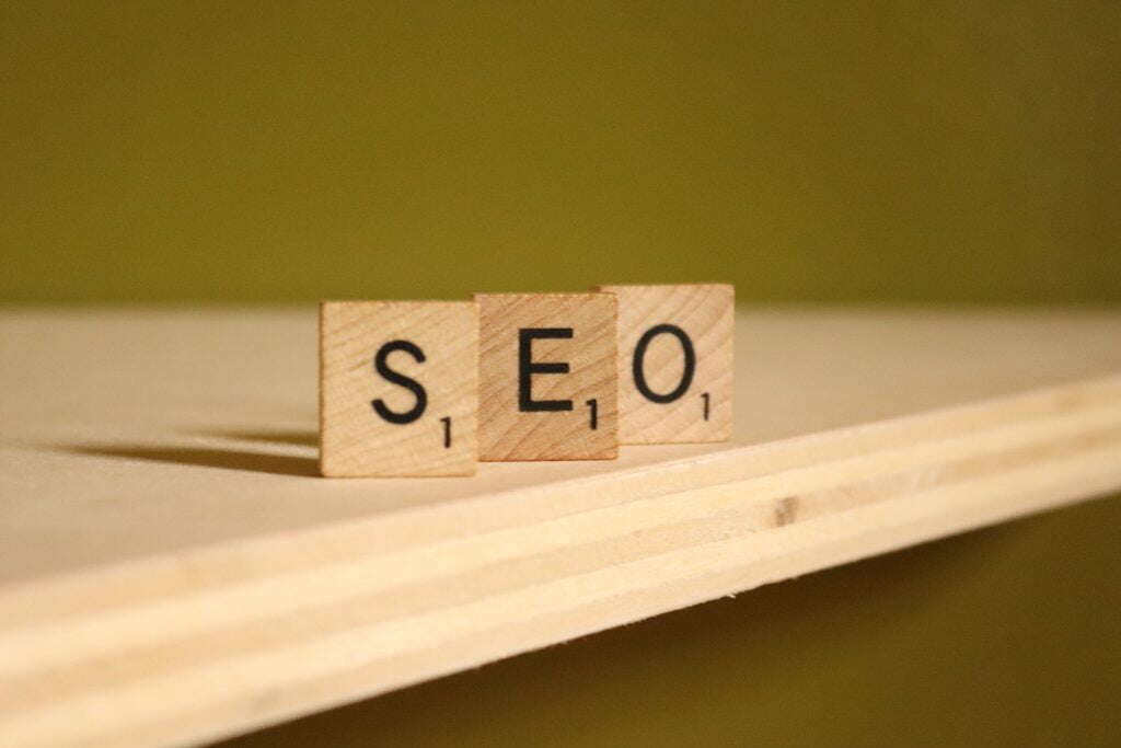 Holzklötze mit der Aufschrift SEO - Suchmaschinenoptimierung ist auch für Videos relevant