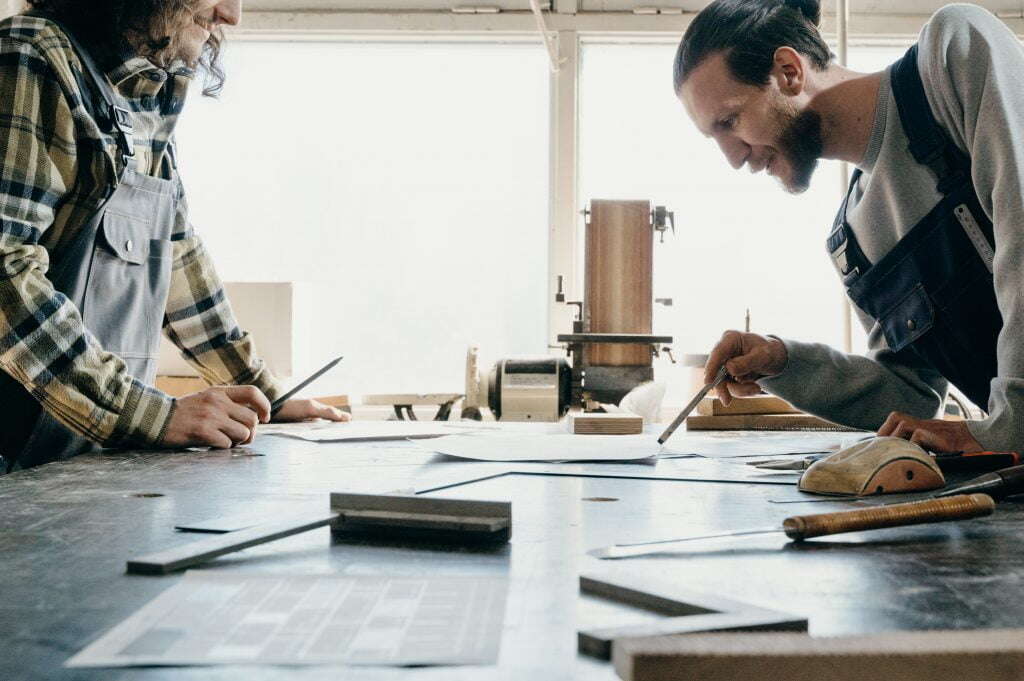 Zwei Handwerker in der Werkstatt - Nachwuchs im Handwerk ist schwer zu finden. Social Media ist bei der Mitarbeitergewinnung ein gutes Mittel für Handwerksunternehmen