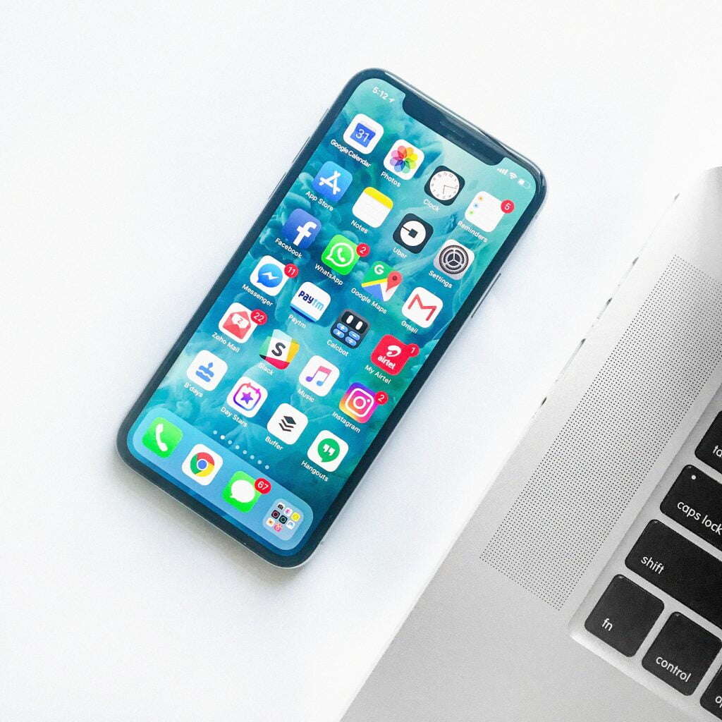 Ein Handy liegt auf einem Tisch - egal ob Mitarbeitergewinnung durch LinkedIn Instagram oder Facebook die Plattform sollte immer nach der Zielgruppe ausgesucht werden