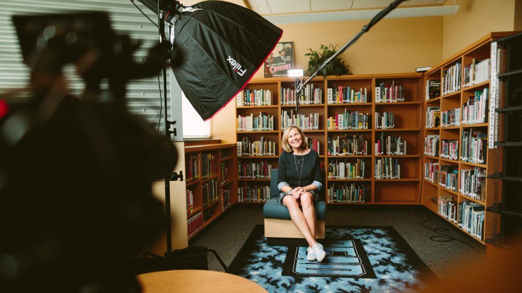 Eine Frau bei einem Interview - Videomarketing ist ein wichtiger Bestandteil im Marketing Mix