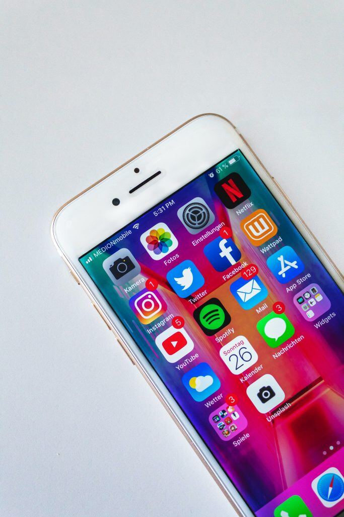 Bewegtbild Marketing Social Media - Wörter die beinahe schon Synnonym verwendet werden: Ein Handy mit Social Media Icons 