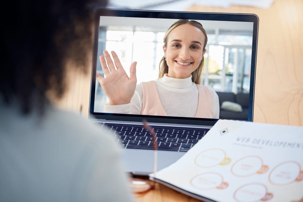 Eine Frau schaut ein Video Tutorial auf youtube - B2B Podcast Marketing Eignet sich hervorragend Um ihr Content Marketing zu ergänzen und effizienter zu nutzen